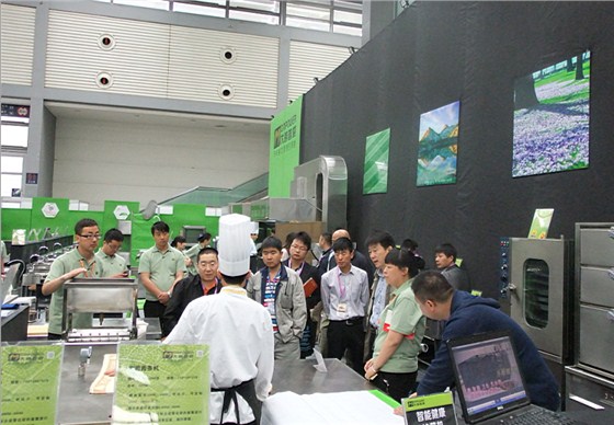 客戶現(xiàn)場(chǎng)洽談?dòng)嗁?gòu)大明廚具設(shè)備