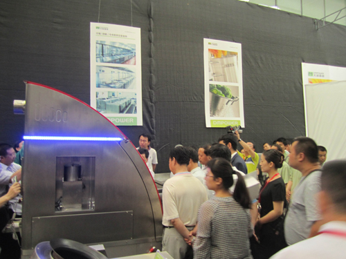 大明機器人炒菜機現(xiàn)場演示受眾人關注并咨詢