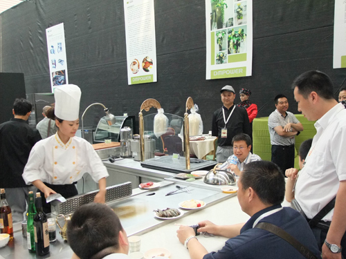 大明美廚受餐飲企業(yè)邀請(qǐng)現(xiàn)場演示制作鐵板燒