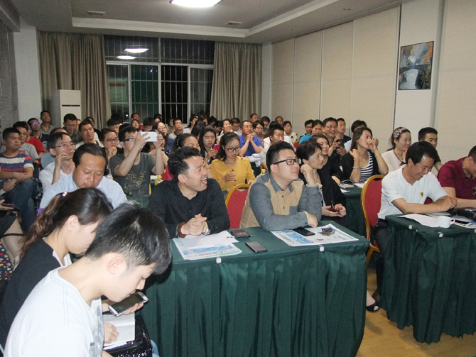 學(xué)員們聚精會(huì)神的聽講 學(xué)員們聚精會(huì)神的聽講