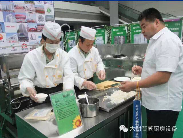 大明面皮機(jī)現(xiàn)場(chǎng)演示 大明面皮機(jī)現(xiàn)場(chǎng)演示