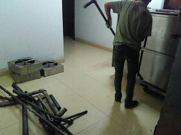 工人師傅正在整理?yè)p壞的配件