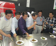 客戶(hù)現(xiàn)場(chǎng)品嘗大明廚具做出的菜